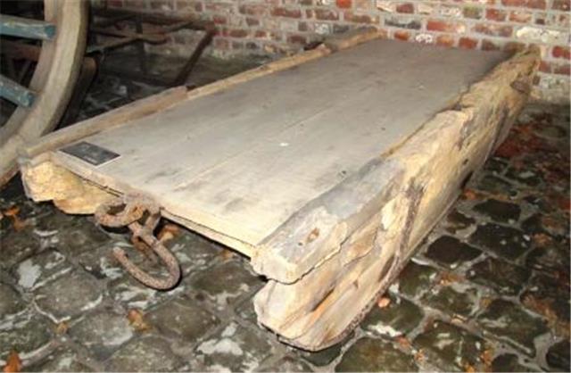 Slede met houten glijbomen en sponnenzijborden of rongen, Karrenmuseum Essen